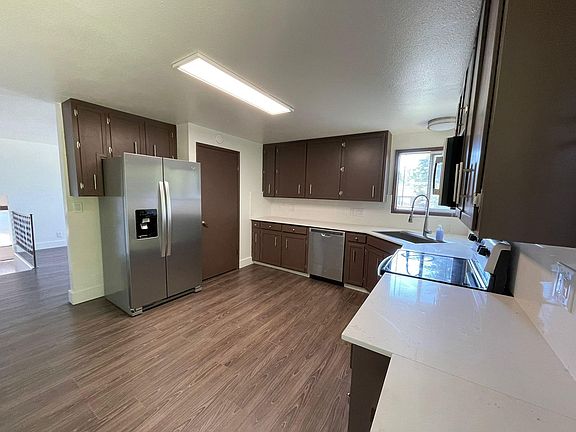 3rd image of 204 Dennis Way