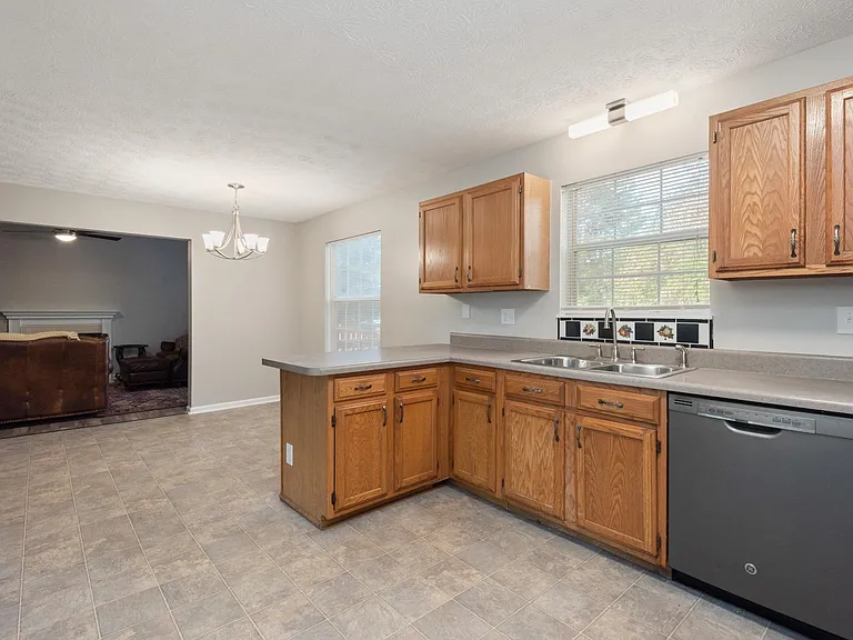 1560 Pheasants Glen Dr — Photo 12