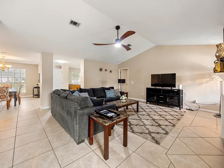 909 Catskill Ln — Photo 17