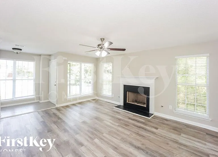 205 McIntosh Ct — Photo 2