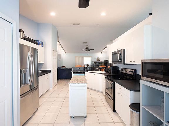 5th image of 2385 SE Master Avenue
