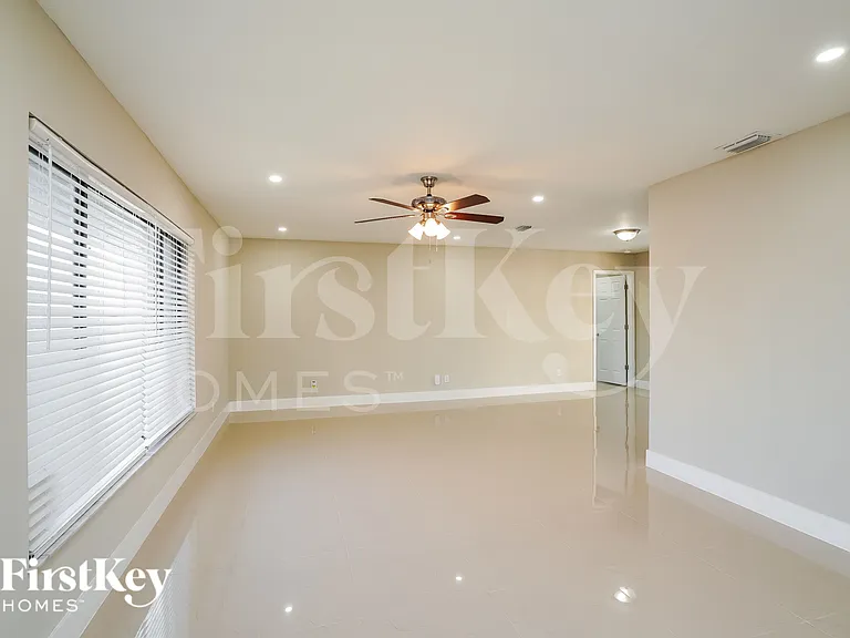 708 NE 7th Ter — Photo 2