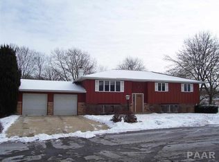 235 Indian Creek Dr, Pekin, IL 61554