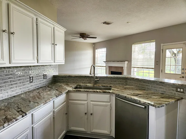 2412 N Mission Cir — Photo 10
