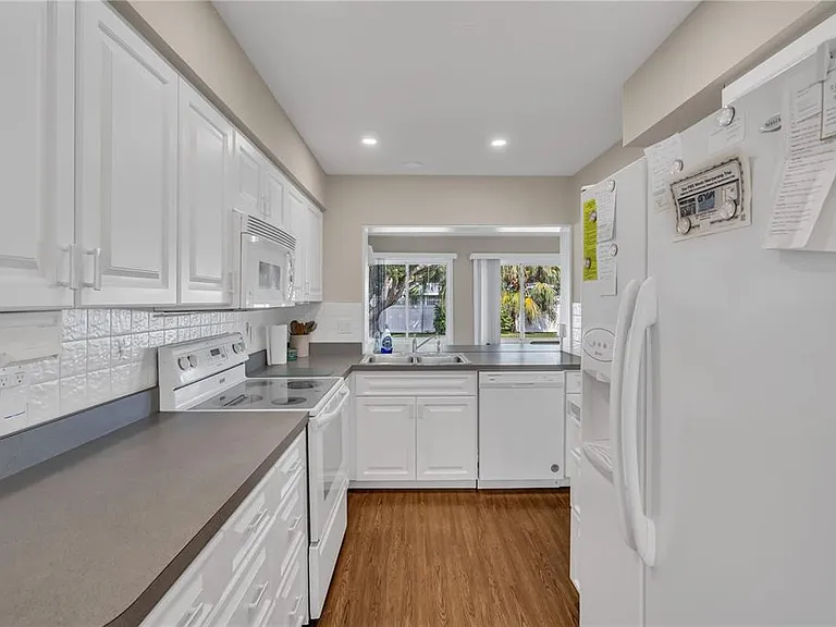 2449 Breakwater Cir — Photo 12