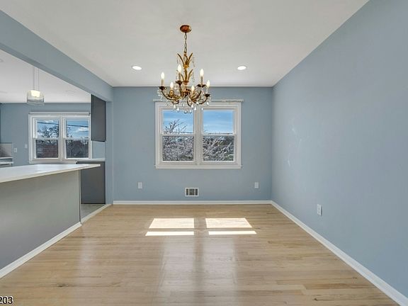 4th image of 162 Grove Ave