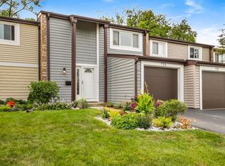 725 Lakeside Circle Dr, Wheeling, IL 60090