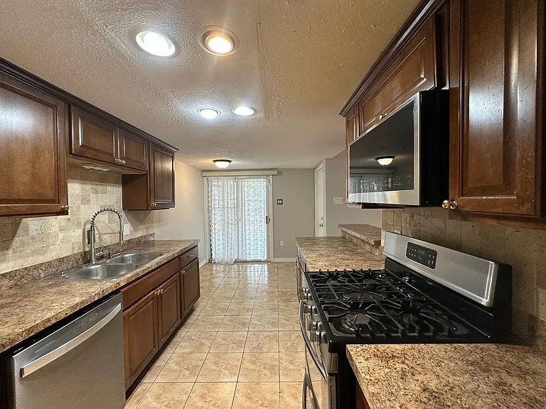 13854 Rolling Hills Ln — Photo 4
