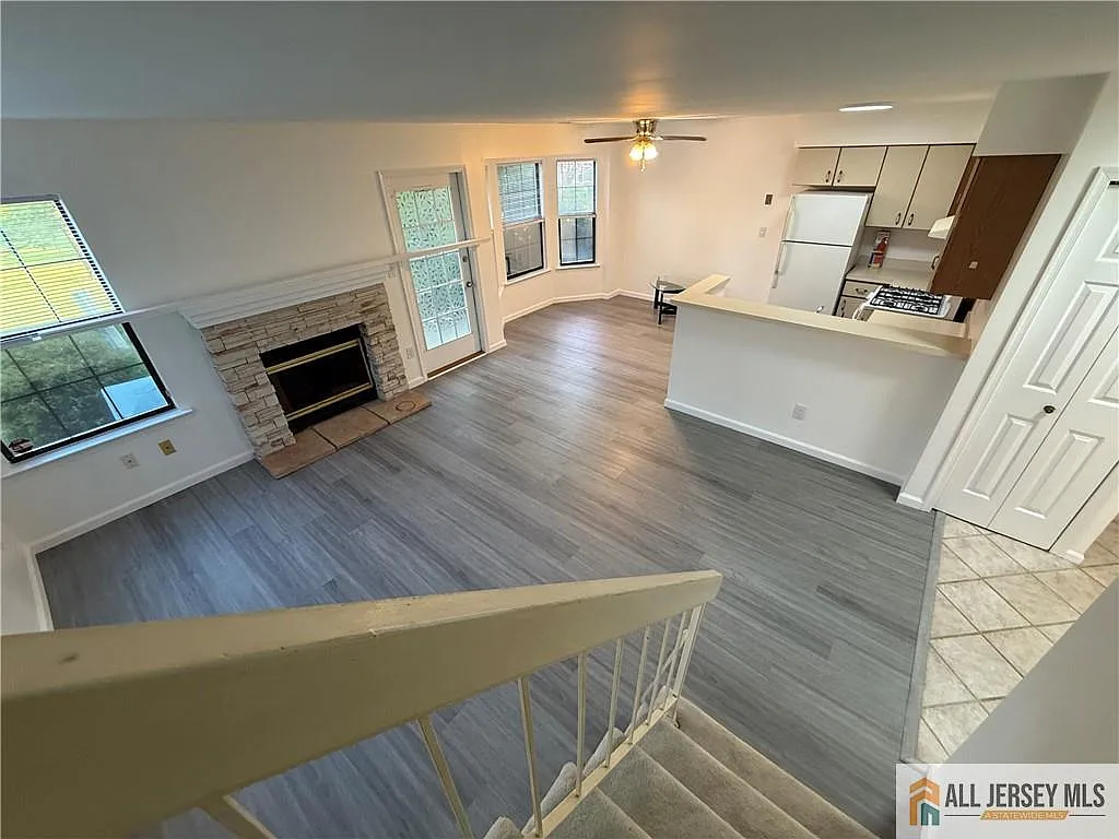 2 bed, 1.5 bath, 1086 sqft, $2,700 — Photo 2
