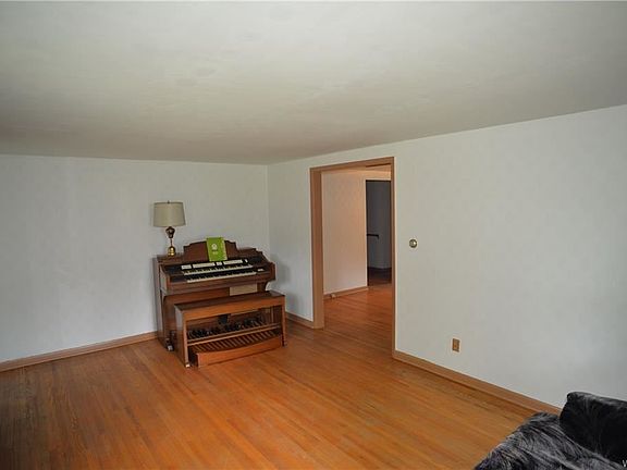 2nd image of 565 Willow Ave