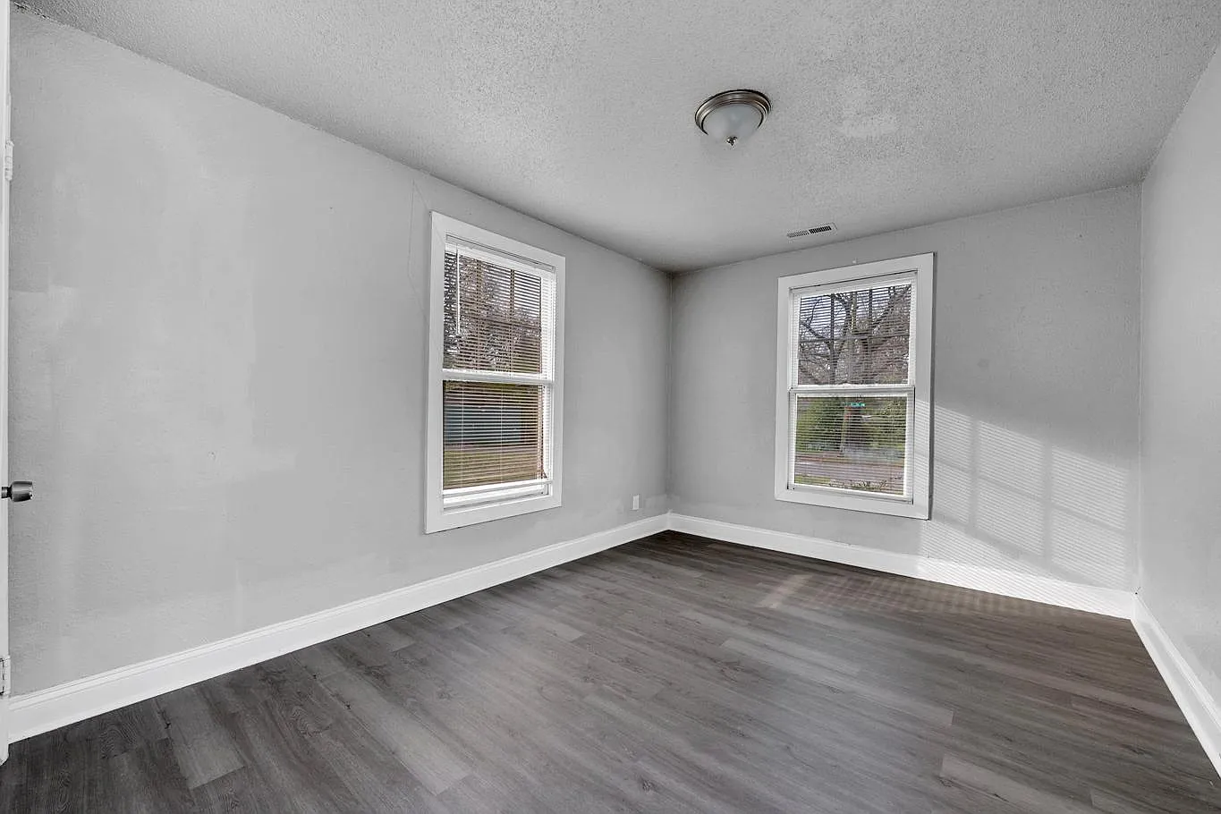 1257 16th Pl SW — Photo 2