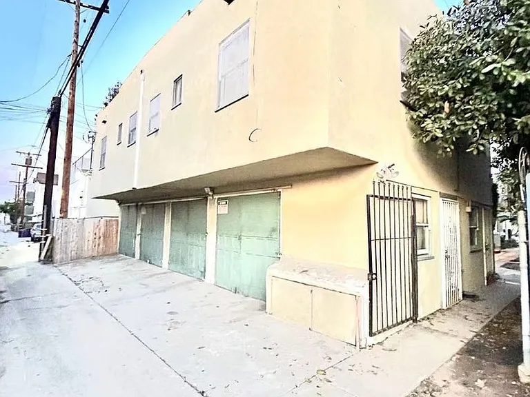 1033 Coronado Ave — Photo 11