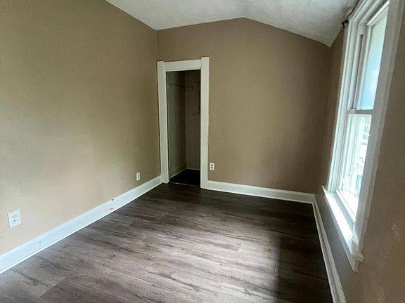 5th image of 3911 Leybourn Ave
