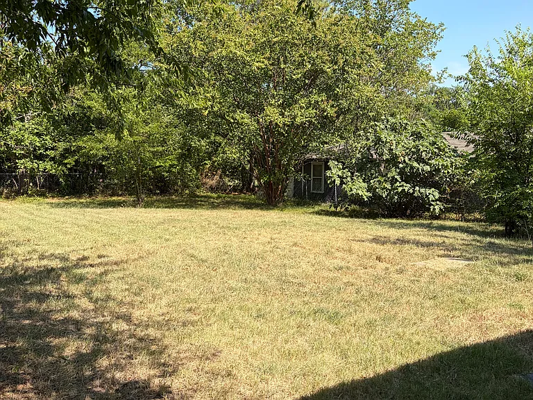 1208 Earl St — Photo 8