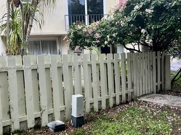 1701 NE 115th St APT 1A, Miami, FL 33181