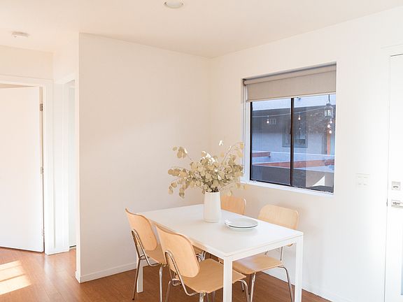 5th image of 2117 W Clinton St #206
