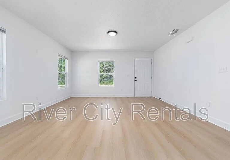 1030 SE 52nd St — Photo 5