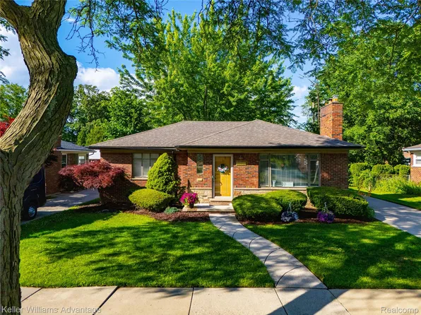 21407 Broadstone St, Harper Woods, MI 48225