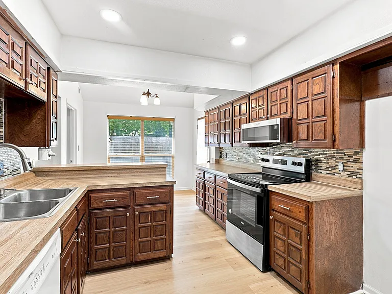8782 Marilyn Dr — Photo 7