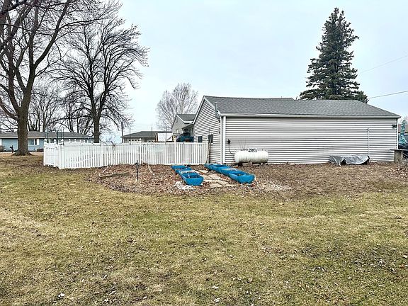 5th image of 607 Main St