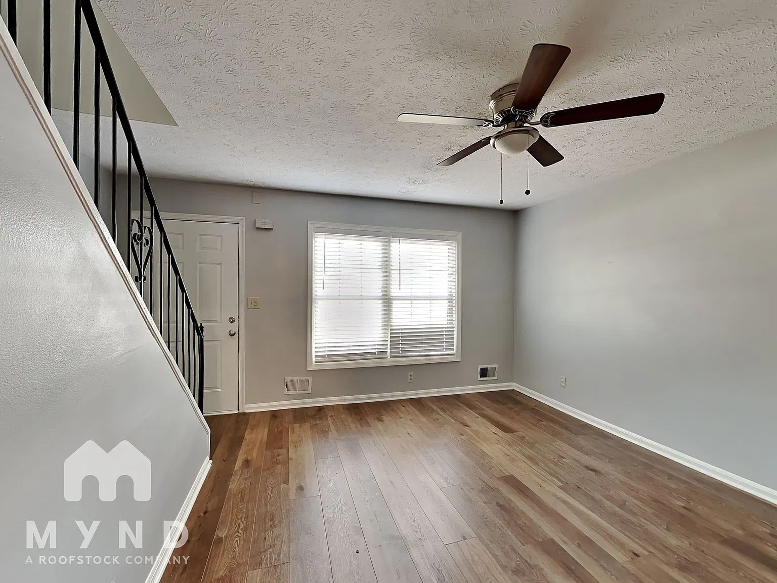 2 bed, 1.5 bath, 905 sqft, $1,345 — Photo 2