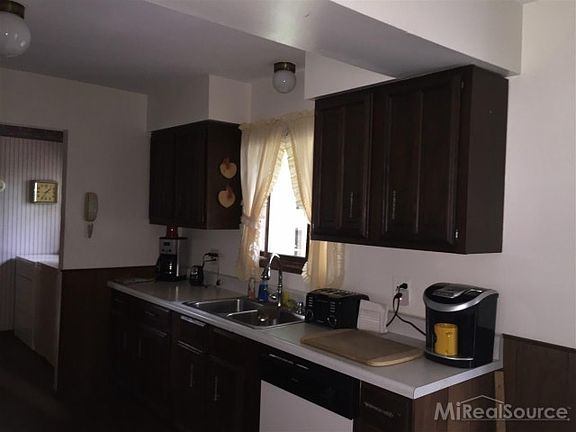 3rd image of 806 Townsend Cres W