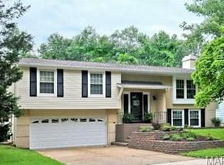 899 Parma Dr, Ballwin, MO 63021