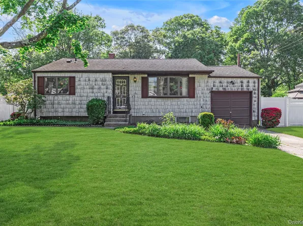 472 Bohemia Parkway, Sayville, NY 11782