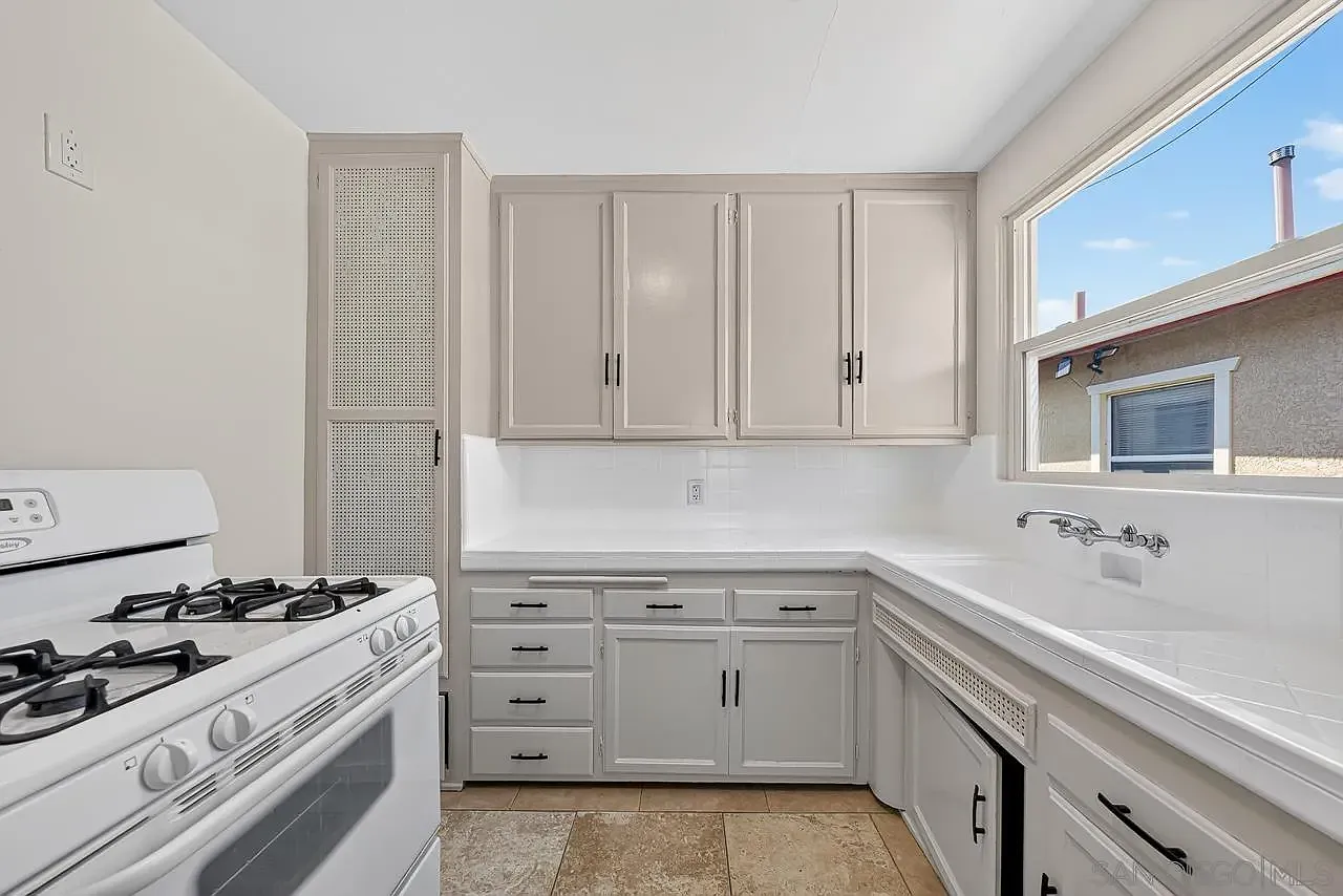 1 bed, 1.0 bath, 400 sqft, $1,800 — Photo 2