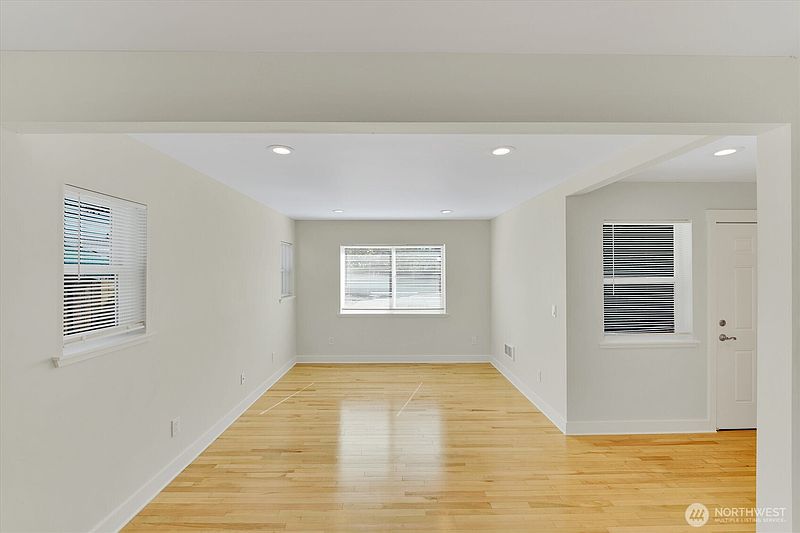 3rd image of 5410 S Oakes Street