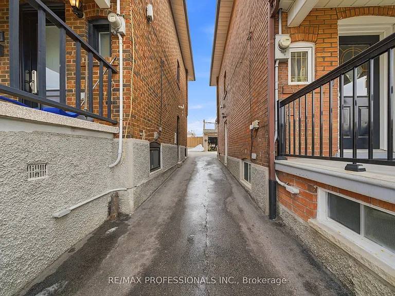 1993 Dufferin St — Photo 2