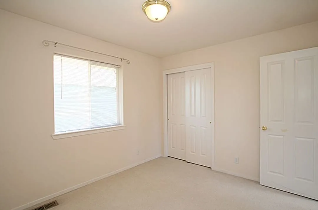 4 bed, 2.5 bath, 2210 sqft, $3,990 — Photo 2