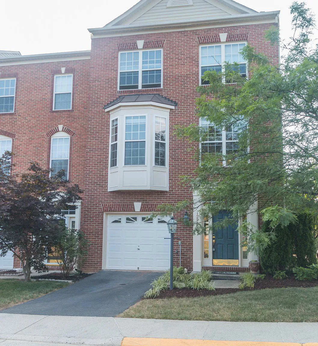 3 bed, 2.5 bath, 2109 sqft, $3,400 — Photo 1