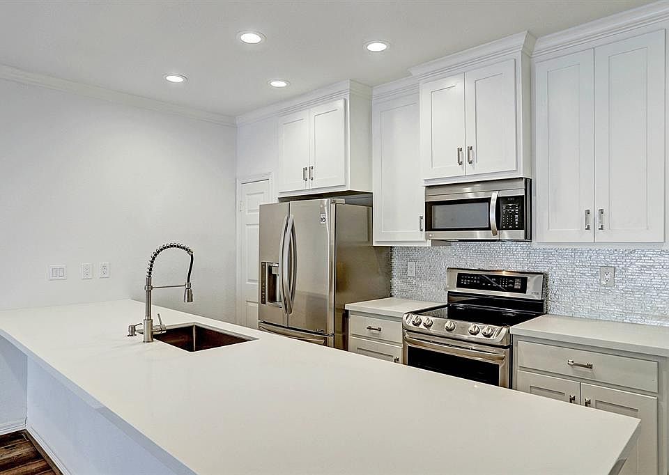 1st image of 522 Wilcrest Dr #522