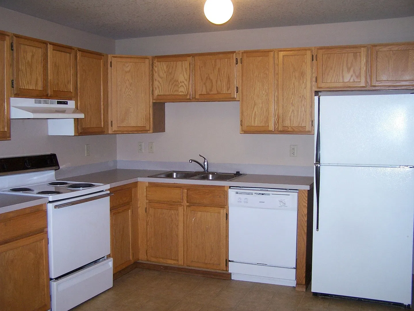 2 Bed/1 Bath Apartment in NW Redmond - 17th Street — Photo 3