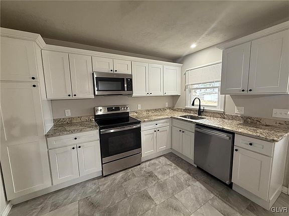 4th image of 2044 Johnston Dr