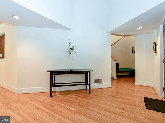 5th image of 10409 Deerfoot Dr
