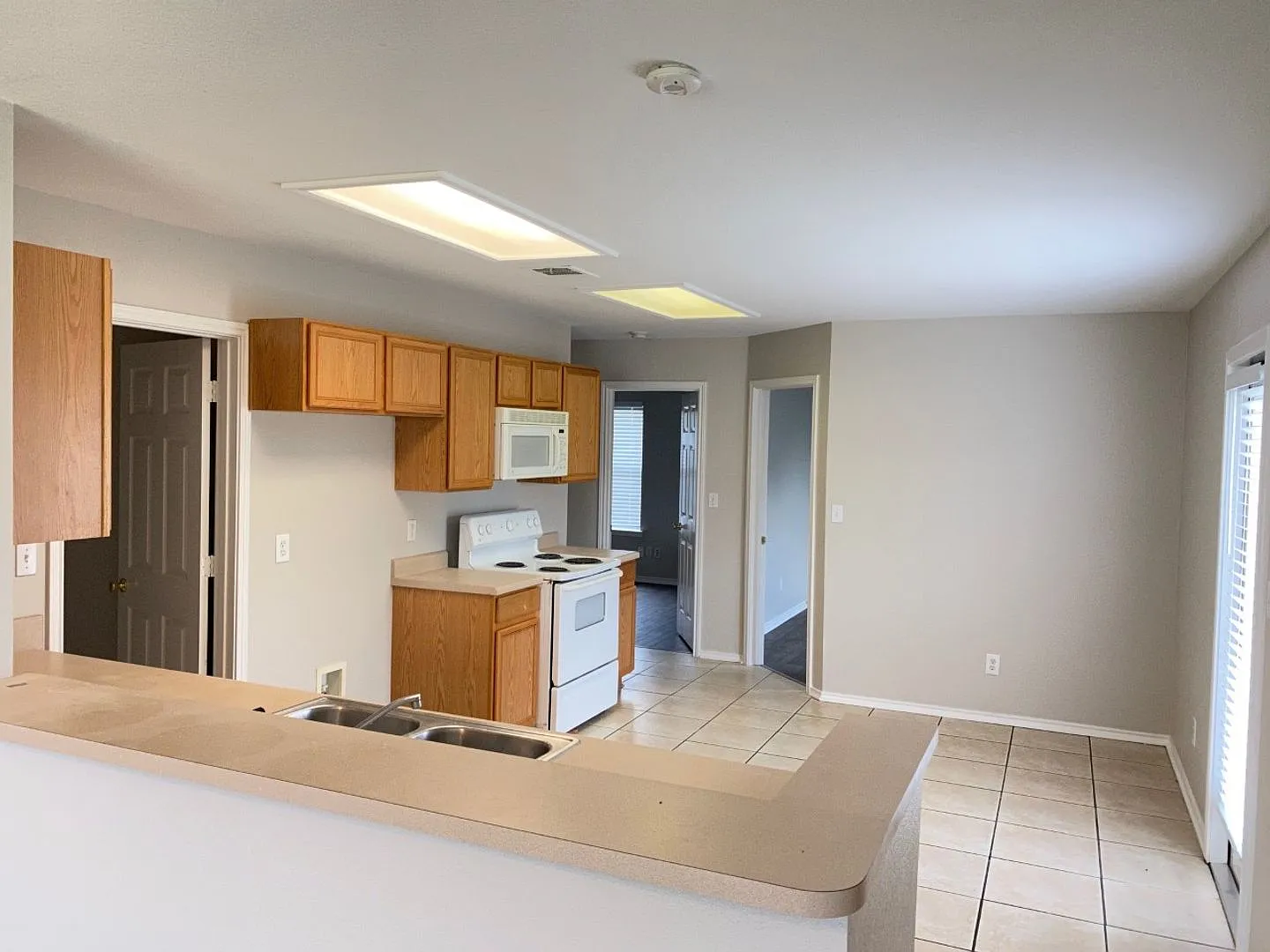New Braunfels 3 Bedroom Single Story Duplex Available NOW! — Photo 4