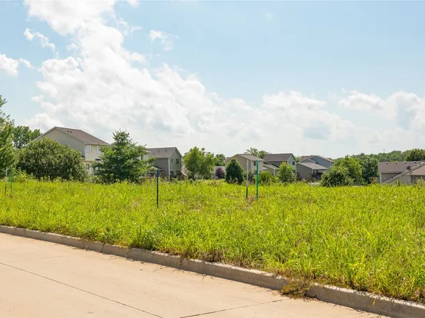 2910 Lake Hill Dr, Des Moines, IA 50320