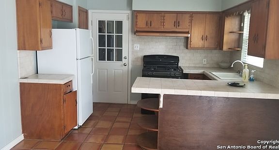 3rd image of 535 Redcliff Dr
