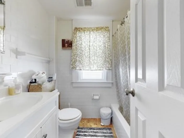 32 Lawrence Ave — Photo 2