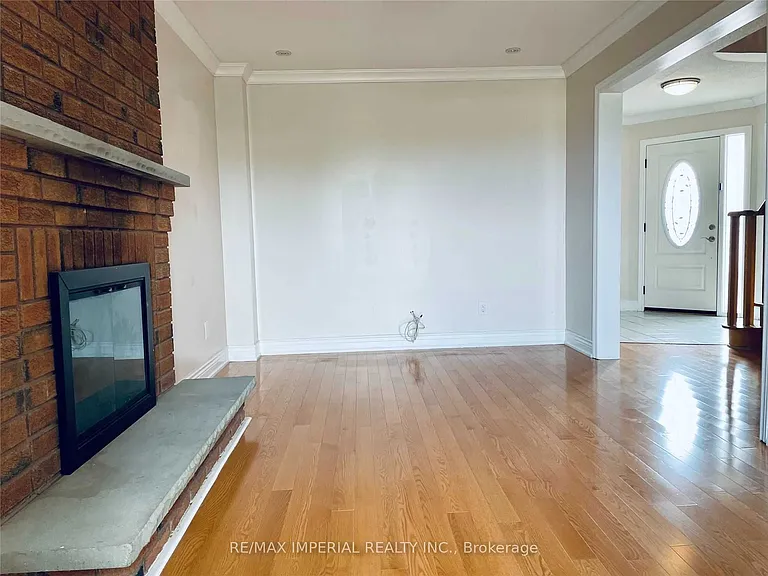5295 Thornwood Dr #UPPER — Photo 8