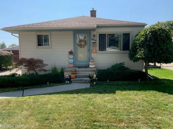22732 Arcadia St, Saint Clair Shores, MI 48082