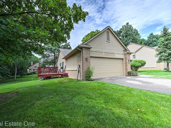 7071 Deerwood Trl, West Bloomfield, MI 48323