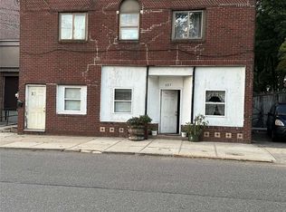 327 Winthrop St, Westbury, NY 11590