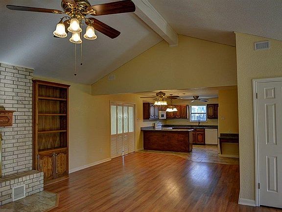 Dining area & kitchen