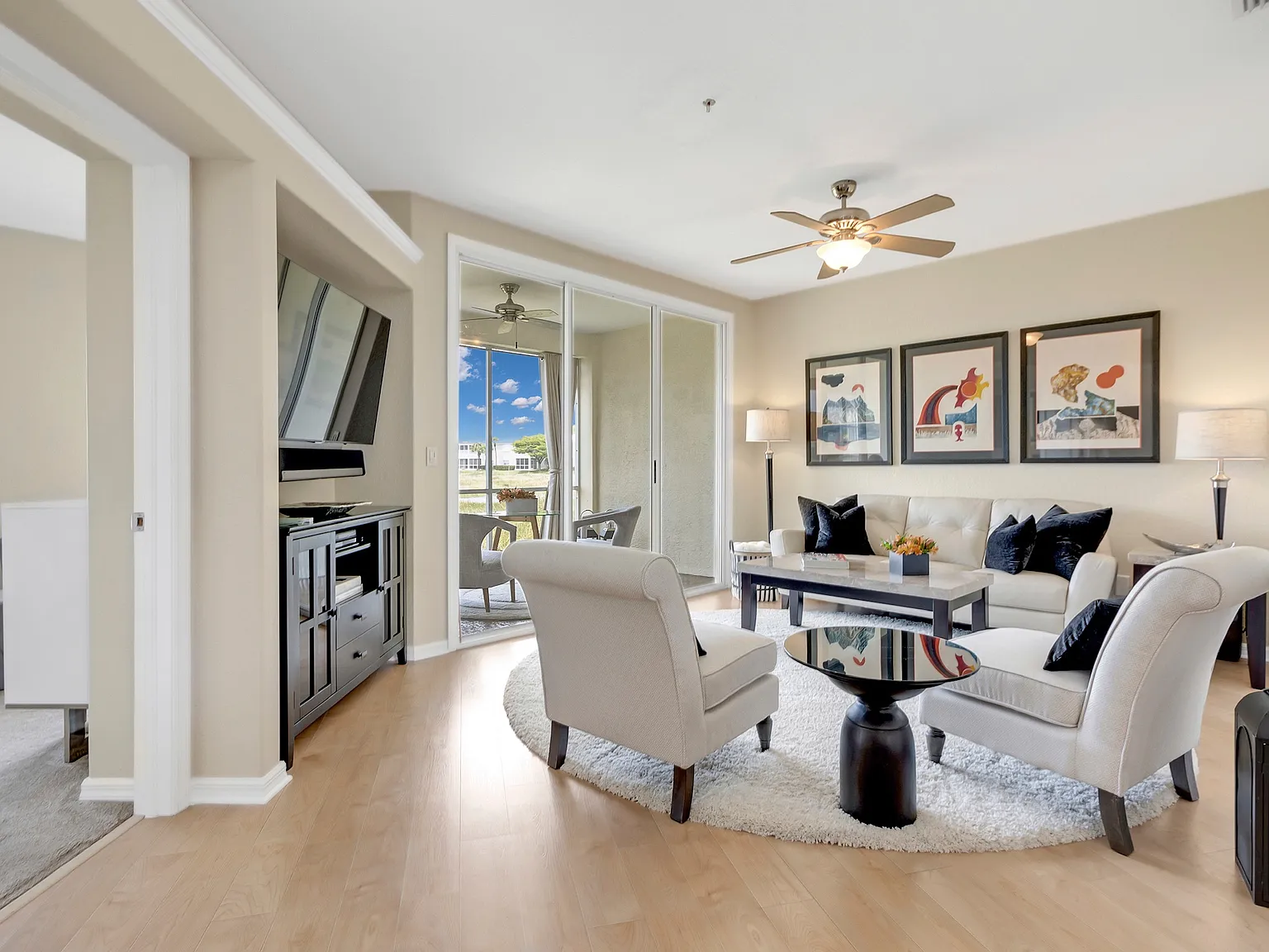 2 bed, 1054 sqft, $2,300 — Photo 4