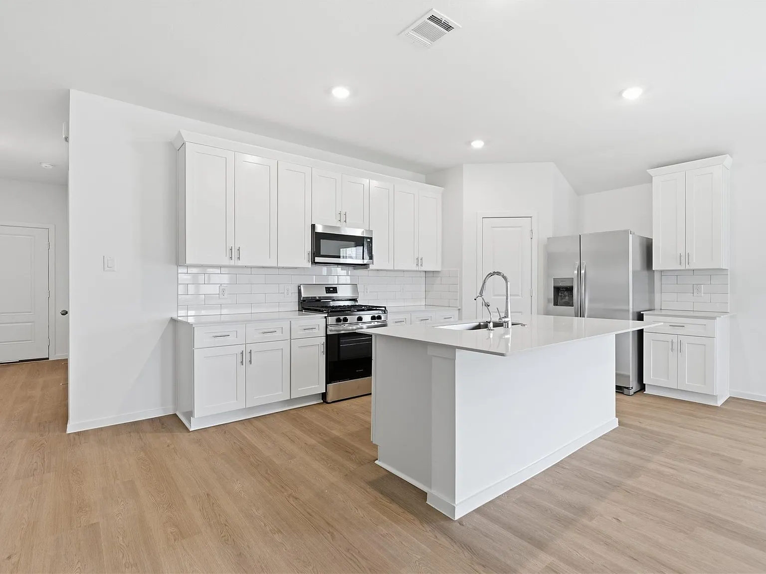 4 bed, 2.0 bath, 1778 sqft, $2,600 — Photo 4