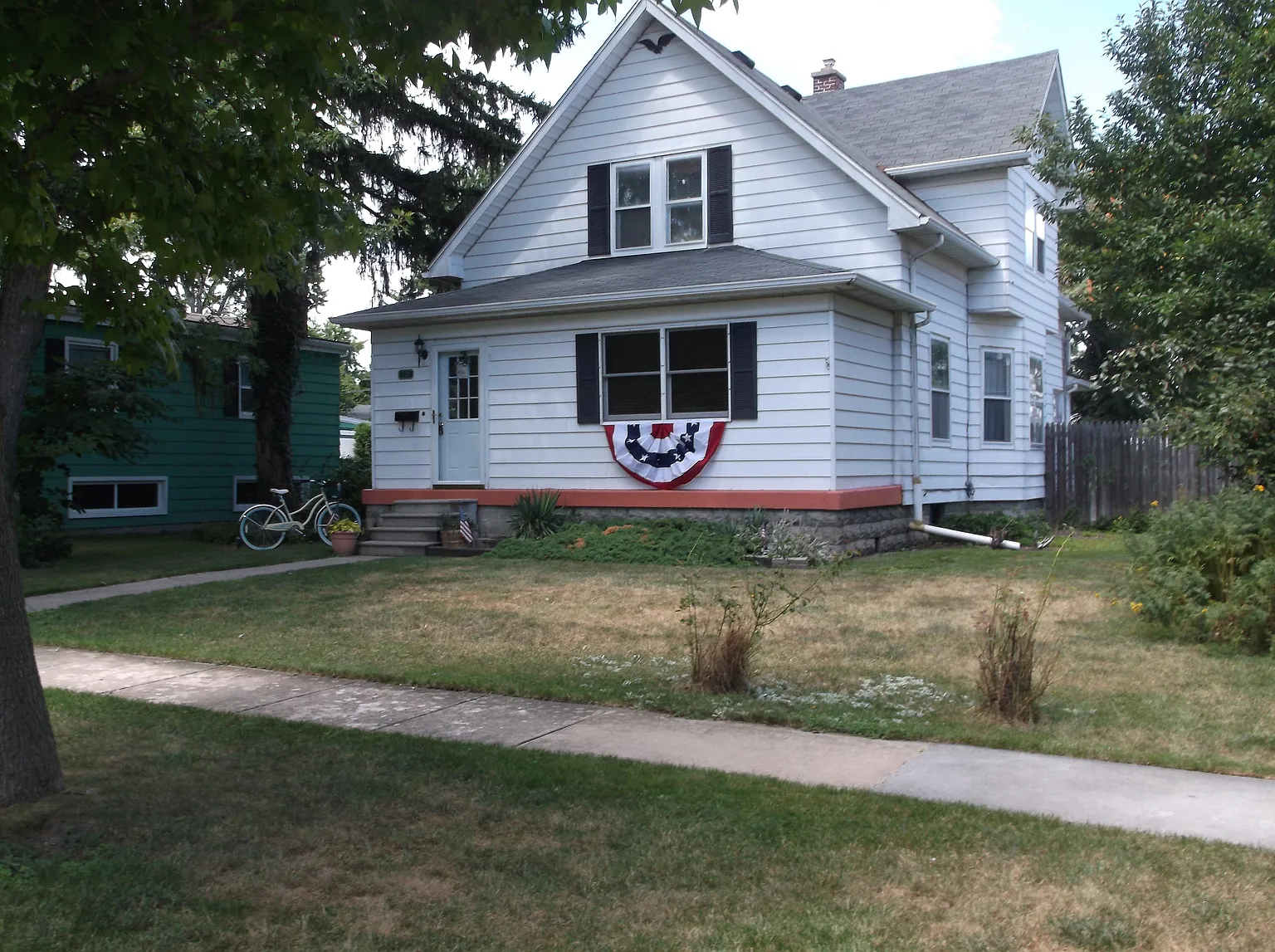 211 W John St photo 1