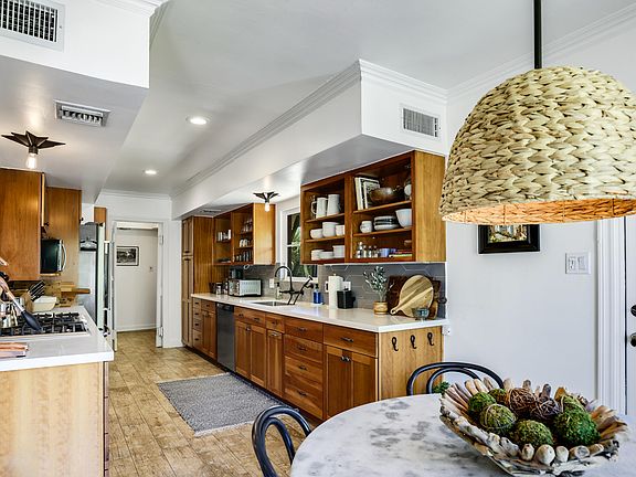 3rd image of 410 E Avenida Hokona